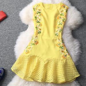 Flouncing Sleeveless Embroidered Dress Jw060306